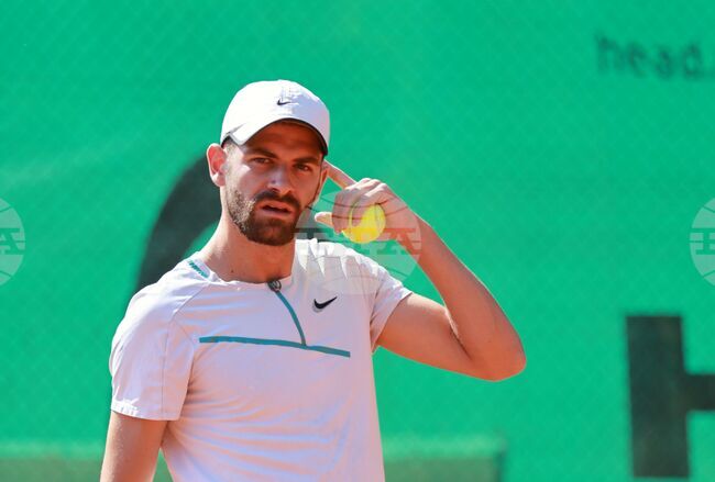 Симон-Антони Иванов продължава успешно защитата на титлата си при мъжете на Държавното първенство по тенис на открито, водачът в схемата отпадна във втория кръг