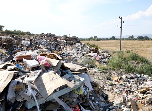 Столичната община започва разчистване на нерегламентирано сметище в землището край езерата на село Долни Богров