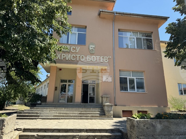 Училищата в община Павел баня са готови за началото на новата учебна година, обяви кметът Иса Бесоолу