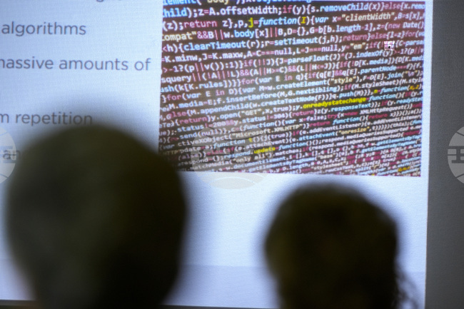 От супермаркетите до полицията: изкуственият интелект променя работните места в Нидерландия