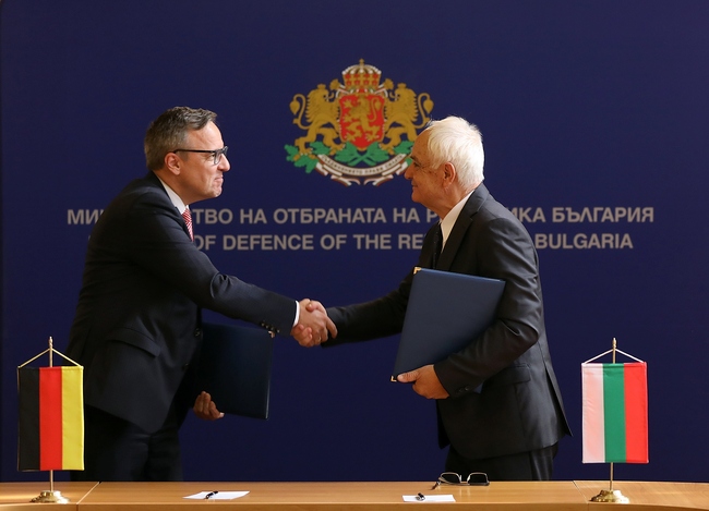 Министърът на отбраната Атанас Запрянов и представителят на корабостроителната компания NVL Дирк Малговски подписаха споразумение за придобиване на системи за електронна война и радиотехническо въоръжение за многофункционалните патрулни кораби за ВМС