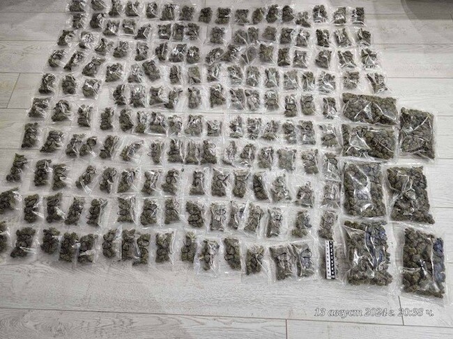 МВР: Столични криминалисти задържаха двама мъже в момент на наркосделка