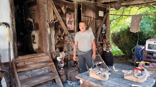 Село Ръждавец - майстор на маски - Светослав Иванов