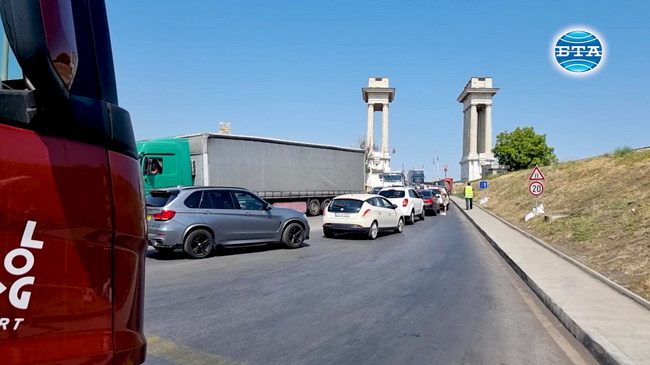 Общо три километра е опашката от леки автомобили от румънска страна в района на "Дунав мост" при Русе