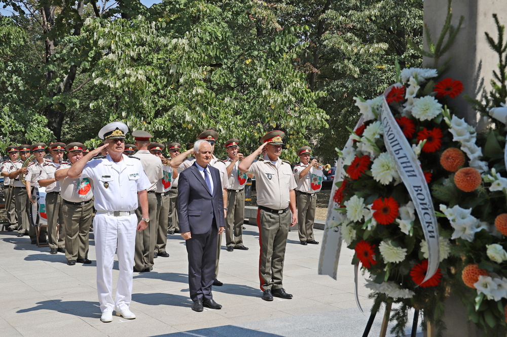 С вой на сирени и минута мълчание ВМА отбеляза Деня на спасението