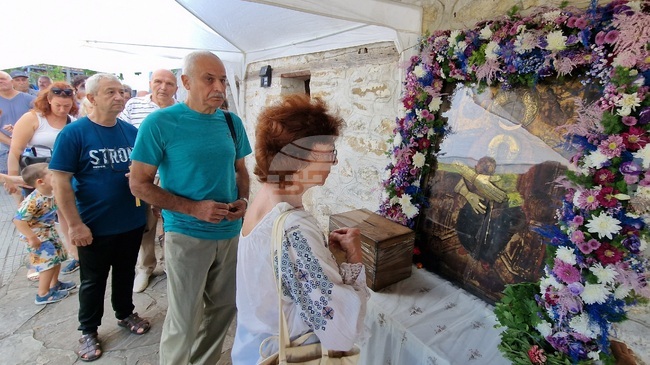 Хора от цяла България се събират на празника на Арбанаси, за да се поклонят пред чудотворна икона в местния манастир „Света Богородица“