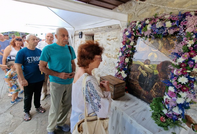Миряни се стекоха в арбанашкия манастир “Свето Успение Богородично”, за да се поклонят пред чудотворна икона