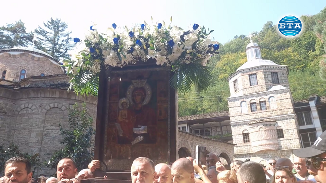 Миряни от цялата страна се включиха в тържественото шествие с иконата на Св. Богородица Троеручица на храмовия празник на Троянския манастир