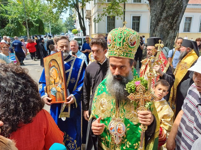 Послания за смирение, покаяние и вяра отправиха духовниците от Българската православна църква на празника Успение на Пресвета Богородица