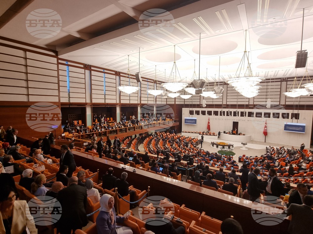 Разпра между турски депутати заради назначаването на администратори на мястото на избрани кметове 