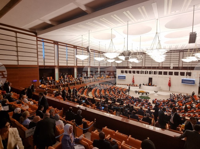 Разпра между турски депутати заради назначаването на администратори на мястото на избрани кметове 