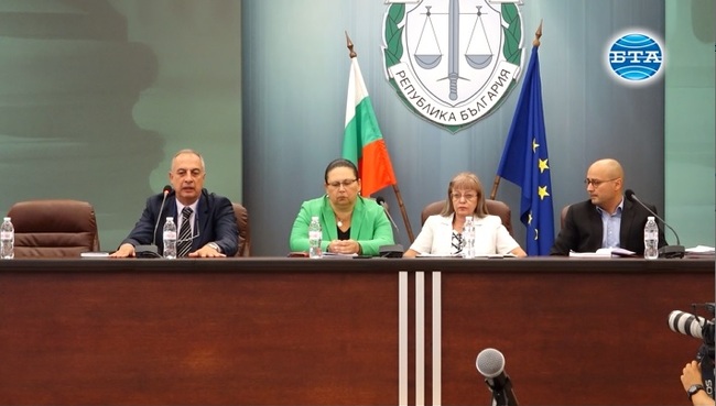 Разследваме всички възможни варианти за причината за взривовете в складове до село Гара Елин Пелин, каза прокурор Наталия Николова 