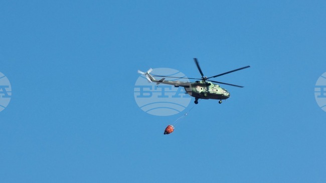 Хеликоптер Ми-17 се включи в гасенето на пожара, който гори в землището на селата Виноградец и Карабунар в област Пазарджик