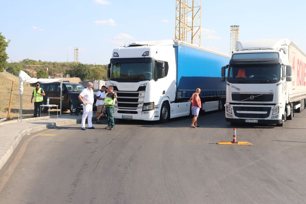 ОА Русе: Въведени са облекчени проверки на ГКПП „Дунав мост“ при Русе, причината увеличеният трафик на леки автомобили от Румъния към България заради 4 почивни дни в северната ни съседка