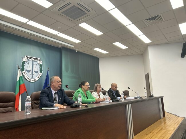 АП София: При извършени 8 огледа са иззети десетки веществени доказателства по делото за взривовете в складовете с пиротехника близо до с. Гара Елин Пелин, разпитите на свидетели продължават