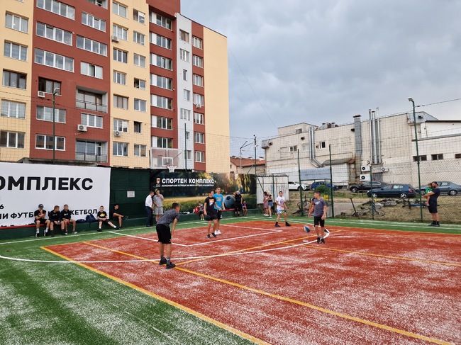 След близо месец ремонт в Самоков беше официално открита детска площадка с игрище за футбол, баскетбол и тенис на корт