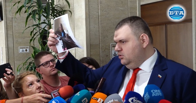 „Проруските проксита, които ме атакуват, свършиха. Няма Москва да командва България“, коментира Делян Пеевски твърдения на Цветан Василев