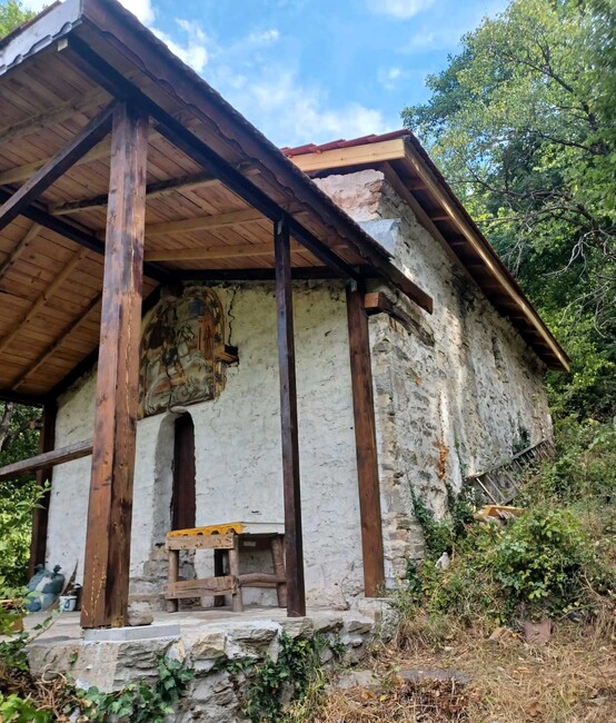 Община Асеновград: Доброволци възстановяват параклиси в асеновградското с. Бачково