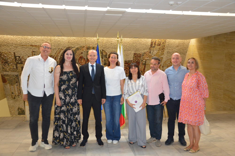 Община Благоевград: Кметът Методи Байкушев и синдикатите на Ансамбъл „Пирин“, Камерна опера и Биг Бенд подписаха КТД