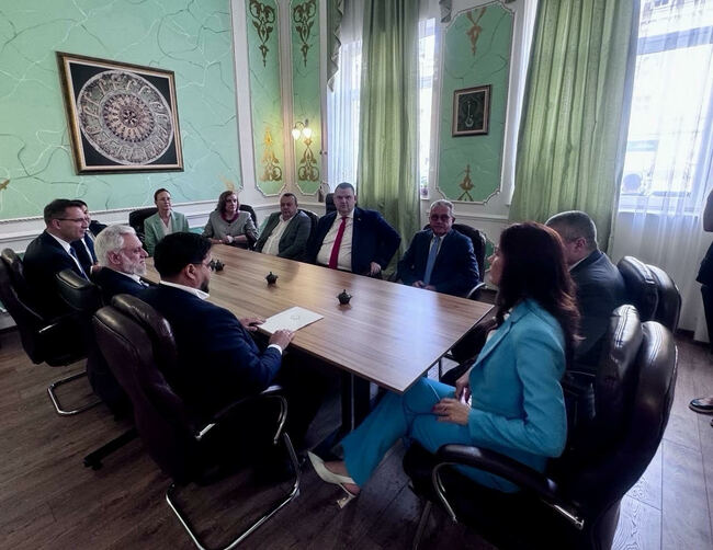 Ролята на вероизповеданията за толерантността между хората и възпитанието на децата обсъдиха председателят на ДПС Делян Пеевски и главният мюфтия Мустафа Хаджи