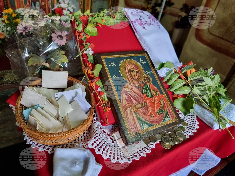 За девета поредна година излагат за поклонение чудотворната икона на Пресвета Богородица с младенеца в радомирското село Долни Раковец