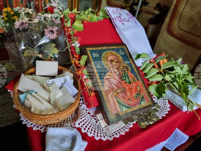 Чудотворната икона на Пресвета Богородица с младенеца от Долни Раковец, която излагат един път годишно в селото, помага на вярващите