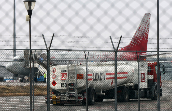 Чуждестранните партньори на "Лукойл" преоценяват участието си в съвместни проекти след американските и британските санкции