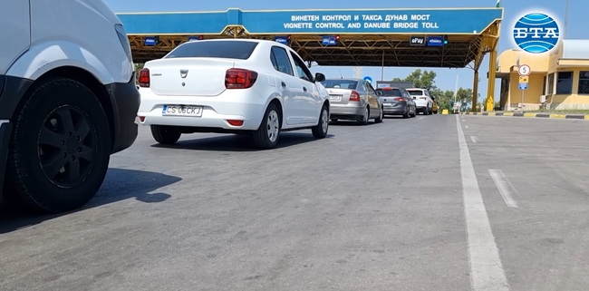 Опашки от коли и камиони се образуваха в района на „Дунав мост“ при Русе