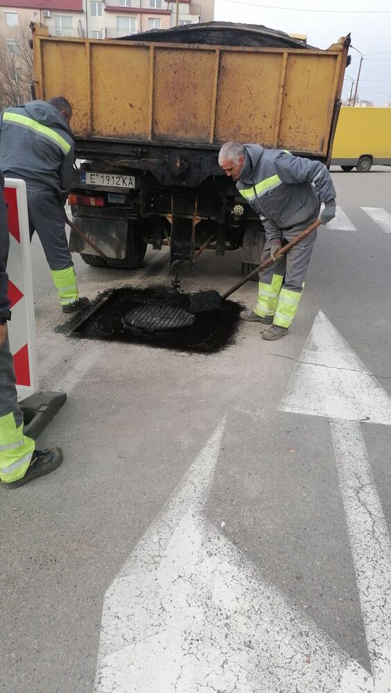 Община Благоевград продължава дейностите по изкърпване на уличната мрежа, жителите могат да подават заявления за асфалтиране до 14 декември