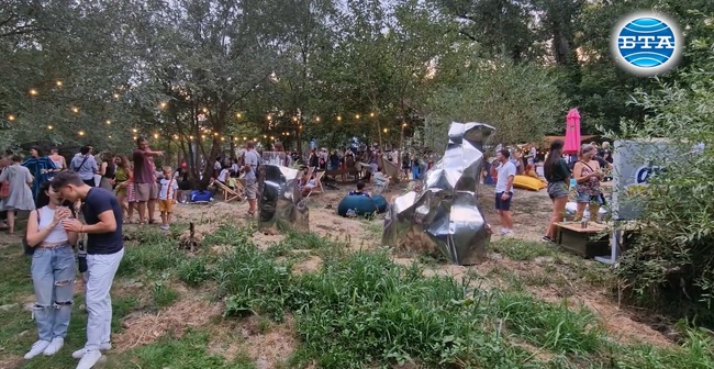 С аудио-визуален спектакъл, концерт, комедийно шоу и много изложби започна общностният фестивал "48 часа "Варуша юг" във Велико Търново