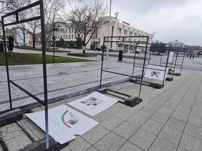 В навечерието на 8 март: Изложба на вещи на жертви на домашно насилие в Пловдив осъмна вандализирана