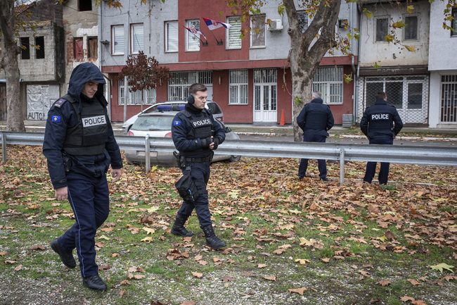 Косовски сърби блокират пътища след арест на бивш полицай в Косово, съобщава сръбската телевизия Ен1