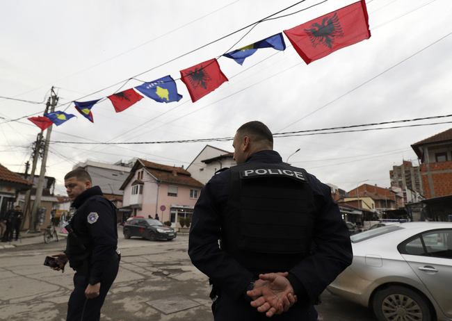 Косовската полиция влезе в престрелка с местни сърби, организирали пътна блокада