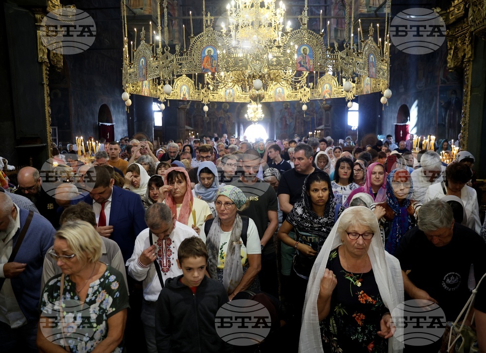 Рилски манастир - поклонение пред мощите на св. Йоан Рилски