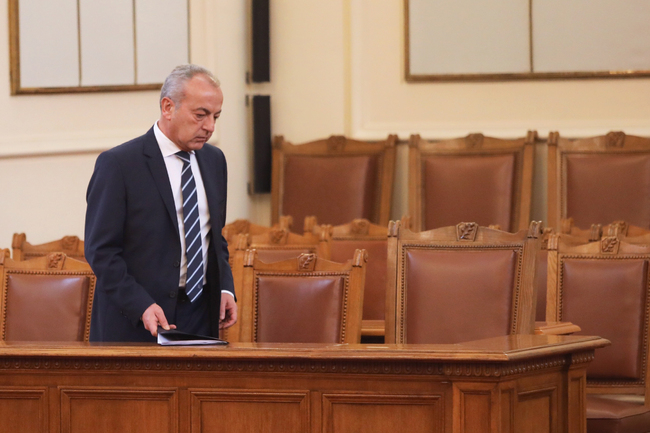 През декември ще бъде решен проблемът със заплащането на служителите в Министерството на външните работи, каза Гълъб Донев