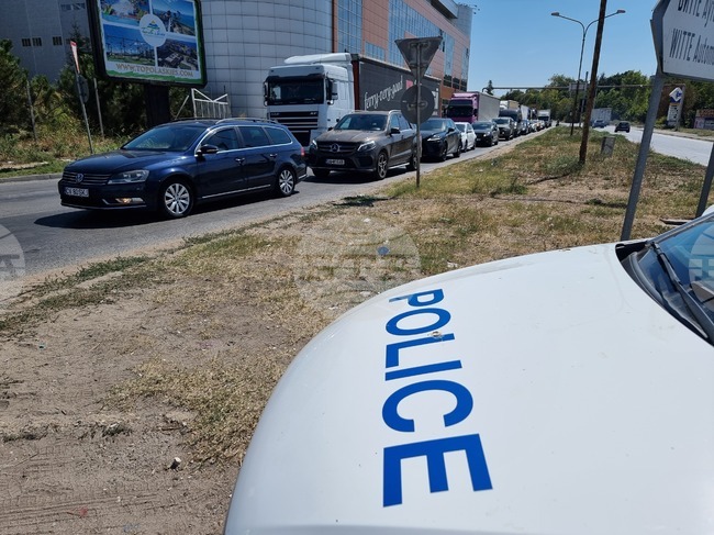 Повече от 35 000 леки автомобила са преминали в посока Румъния през "Дунав мост" при Русе в последните пет дни