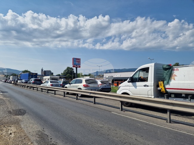 Движението при 163-ти км на АМ „Струма“ в посока София утре ще бъде в една лента, съобщават от АПИ