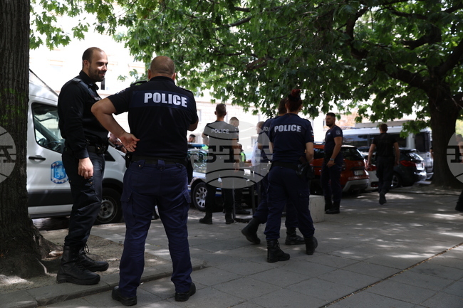 КЗК образува открито производство срещу МВР заради решение за доставка на полицейски униформи 