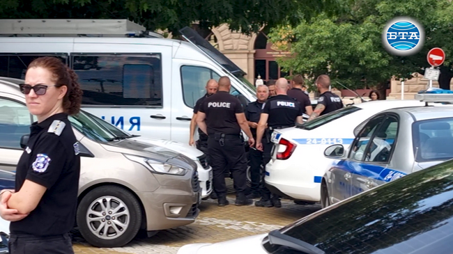 Полицаи и граждани се събират пред сградата на президентската институция