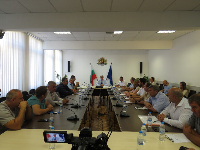 Областният управител Бейнур Ахмед проведе работна среща във връзка с настъпилото продължително засушаване и воден режим в редица села в област Шумен 