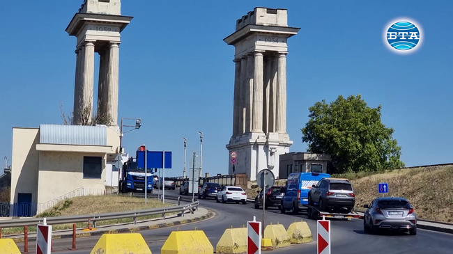 Интензивен е трафикът на камиони и леки автомобили в района на "Дунав мост" при Русе