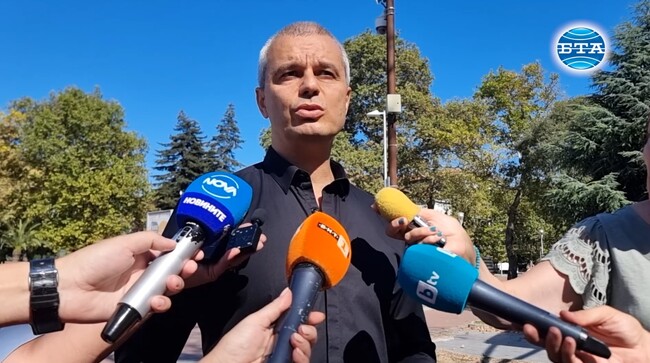 В момента държавата е заложник на един човек - на Делян Пеевски, каза Костадин Костадинов