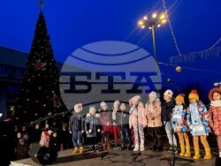 Запалиха светлините на коледната елха във Видин