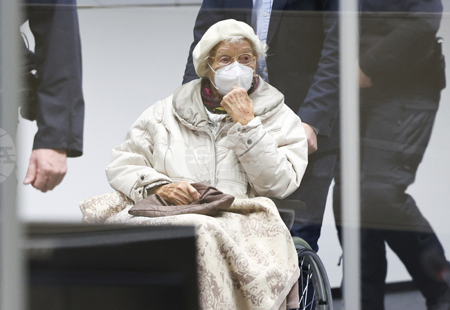 На 99 години е починала бивша секретарка в нацистки концлагер, осъдена за съучастие в убийството на десетки хиляди хора