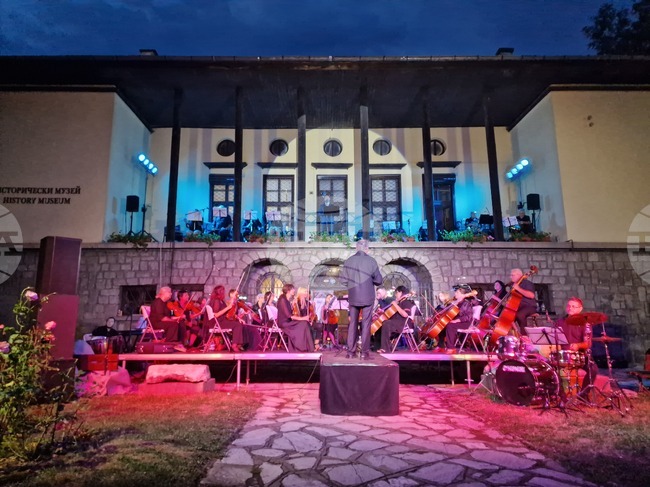 Пианистката Диляна Христова ще свири в село Ярлово и в Самоков