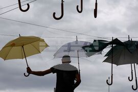 Костинброд - дъждовен ден - чадъри