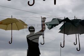 Костинброд - дъждовен ден - чадъри