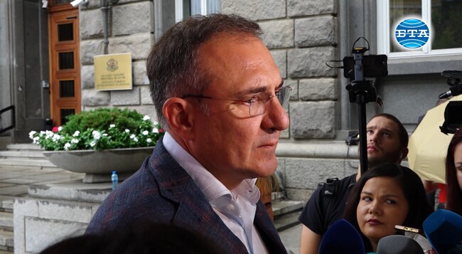 Да изчакаме президентът да вземе своето решение, призова Борислав Гуцанов от "БСП за България" след председателски съвет в парламента