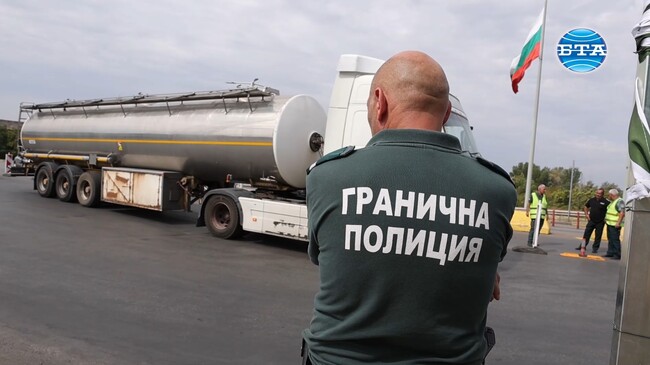 Около километър и половина е опашката от камиони в района на "Дунав мост" при Русе