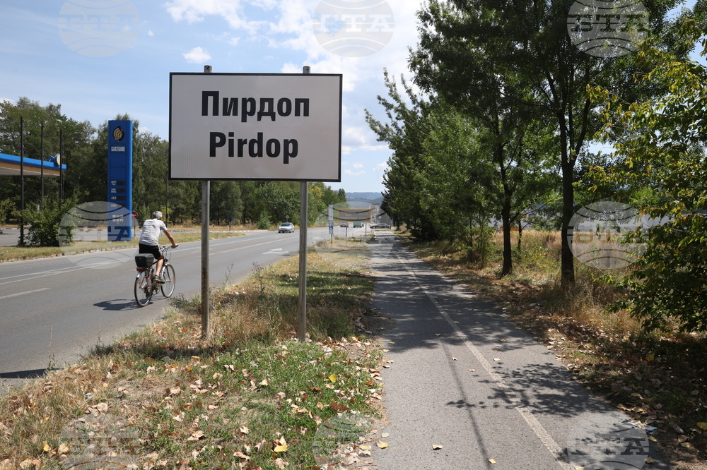 Катастрофа между два автомобила ограничи движението на входа на град Пирдоп